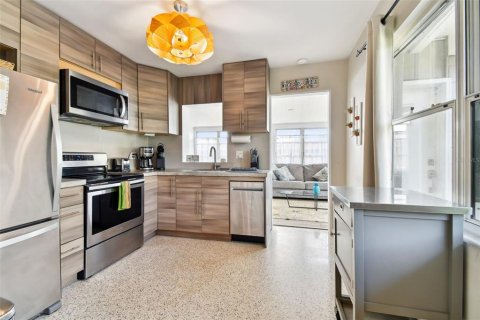 House in Saint Petersburg, Florida 2 bedrooms, 87.7 sq.m. № 1675871 - photo 13