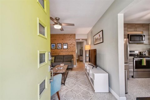 House in Saint Petersburg, Florida 2 bedrooms, 87.7 sq.m. № 1675871 - photo 8