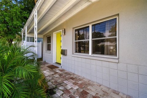 House in Saint Petersburg, Florida 2 bedrooms, 87.7 sq.m. № 1675871 - photo 4