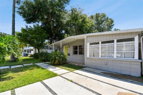 House in Saint Petersburg, Florida 2 bedrooms, 87.7 sq.m. № 1675871 - photo 3