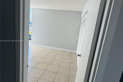Copropriété à louer à North Miami Beach, Floride: 2 chambres, 96.15 m2 № 2417538 - photo 16