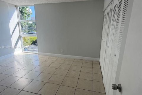 Copropriété à louer à North Miami Beach, Floride: 2 chambres, 96.15 m2 № 2417538 - photo 18