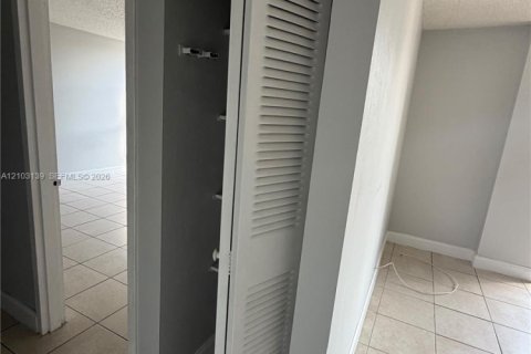 Copropriété à louer à North Miami Beach, Floride: 2 chambres, 96.15 m2 № 2417538 - photo 17