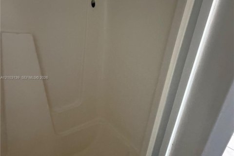 Copropriété à louer à North Miami Beach, Floride: 2 chambres, 96.15 m2 № 2417538 - photo 11