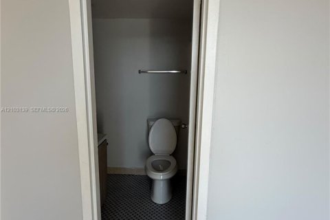 Copropriété à louer à North Miami Beach, Floride: 2 chambres, 96.15 m2 № 2417538 - photo 13