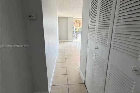 Copropriété à louer à North Miami Beach, Floride: 2 chambres, 96.15 m2 № 2417538 - photo 4