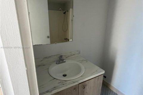Copropriété à louer à North Miami Beach, Floride: 2 chambres, 96.15 m2 № 2417538 - photo 10