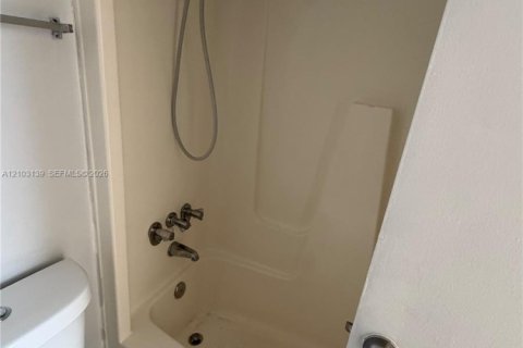 Copropriété à louer à North Miami Beach, Floride: 2 chambres, 96.15 m2 № 2417538 - photo 2