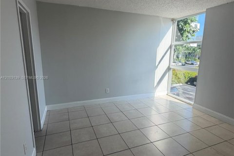 Copropriété à louer à North Miami Beach, Floride: 2 chambres, 96.15 m2 № 2417538 - photo 14