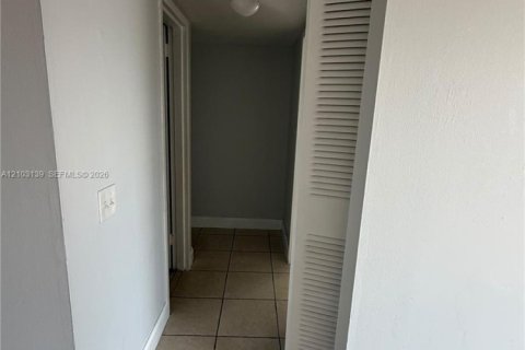 Copropriété à louer à North Miami Beach, Floride: 2 chambres, 96.15 m2 № 2417538 - photo 15