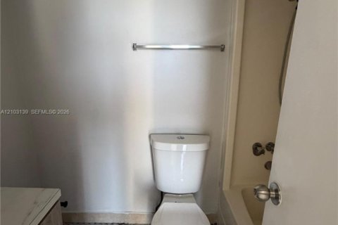 Copropriété à louer à North Miami Beach, Floride: 2 chambres, 96.15 m2 № 2417538 - photo 12