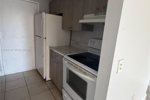Copropriété à louer à North Miami Beach, Floride: 2 chambres, 96.15 m2 № 2417538 - photo 23