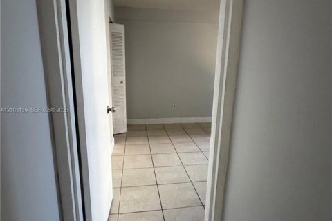 Copropriété à louer à North Miami Beach, Floride: 2 chambres, 96.15 m2 № 2417538 - photo 3