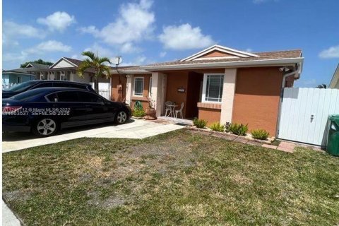 Villa ou maison à vendre à Miami, Floride: 3 chambres, 104.52 m2 № 2025594 - photo 3