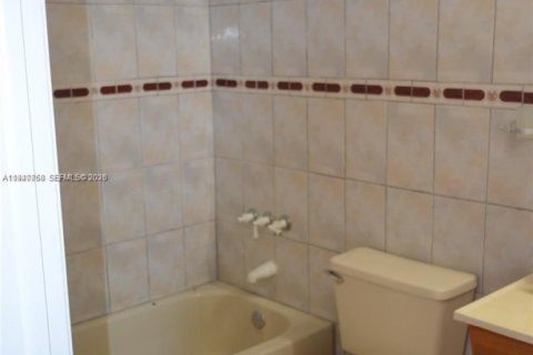 Condominio en alquiler en Miami, Florida, 2 dormitorios, 94.2 m2 № 1997783 - foto 10