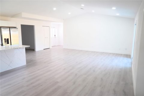 House in Port Charlotte, Florida 5 bedrooms, 189.33 sq.m. № 1691104 - photo 17