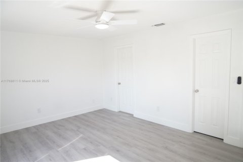 House in Port Charlotte, Florida 5 bedrooms, 189.33 sq.m. № 1691104 - photo 23