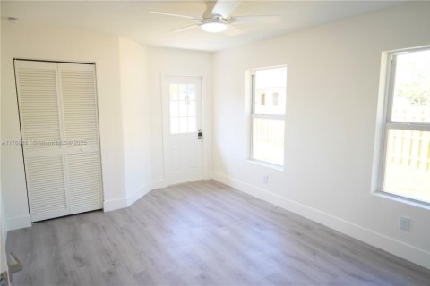 House in Port Charlotte, Florida 5 bedrooms, 189.33 sq.m. № 1691104 - photo 19