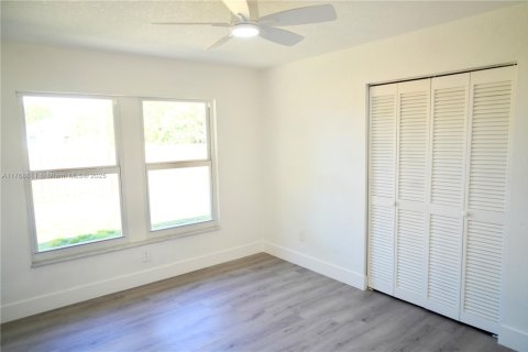 House in Port Charlotte, Florida 5 bedrooms, 189.33 sq.m. № 1691104 - photo 8