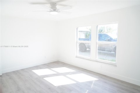 House in Port Charlotte, Florida 5 bedrooms, 189.33 sq.m. № 1691104 - photo 24