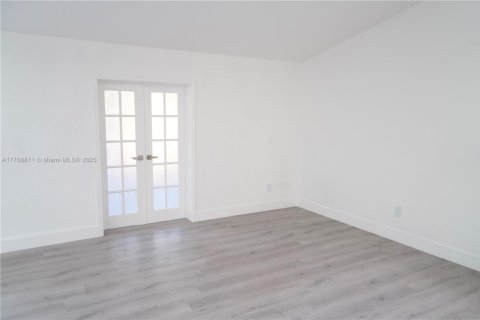 House in Port Charlotte, Florida 5 bedrooms, 189.33 sq.m. № 1691104 - photo 15