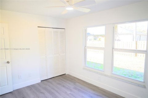 House in Port Charlotte, Florida 5 bedrooms, 189.33 sq.m. № 1691104 - photo 9
