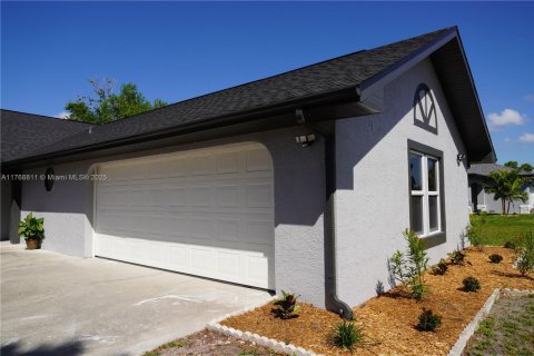 House in Port Charlotte, Florida 5 bedrooms, 189.33 sq.m. № 1691104 - photo 2
