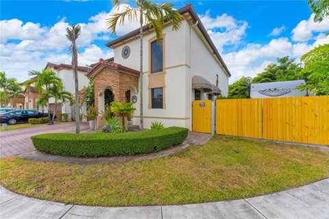 House in Homestead, Florida 5 bedrooms, 319.21 sq.m. № 1887367 - photo 3
