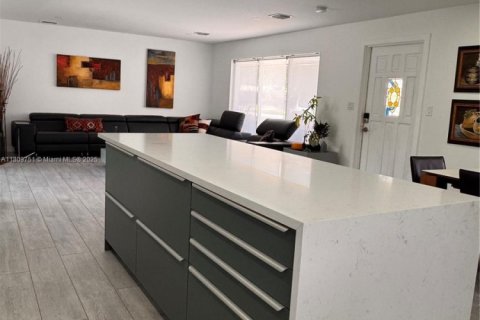 House in Pompano Beach, Florida 2 bedrooms, 174.66 sq.m. № 1865555 - photo 7