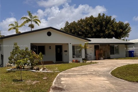 House in Pompano Beach, Florida 2 bedrooms, 174.66 sq.m. № 1865555 - photo 2