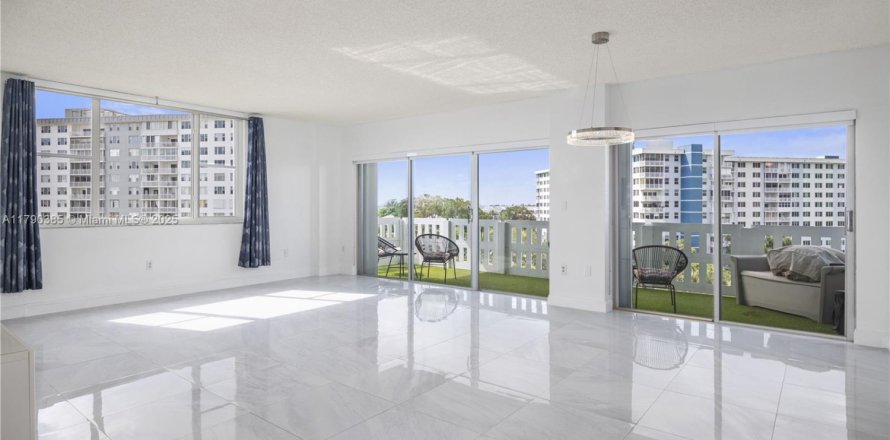Condominio en Hollywood, Florida, 2 dormitorios  № 1695701