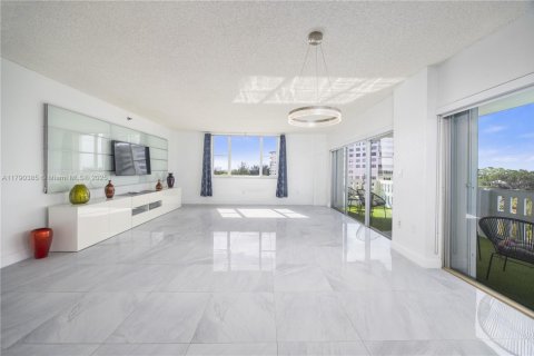 Condominio en venta en Hollywood, Florida, 2 dormitorios, 124.86 m2 № 1695701 - foto 2