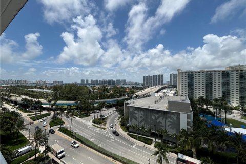 Condominio en venta en Sunny Isles Beach, Florida, 33.44 m2 № 1754335 - foto 2