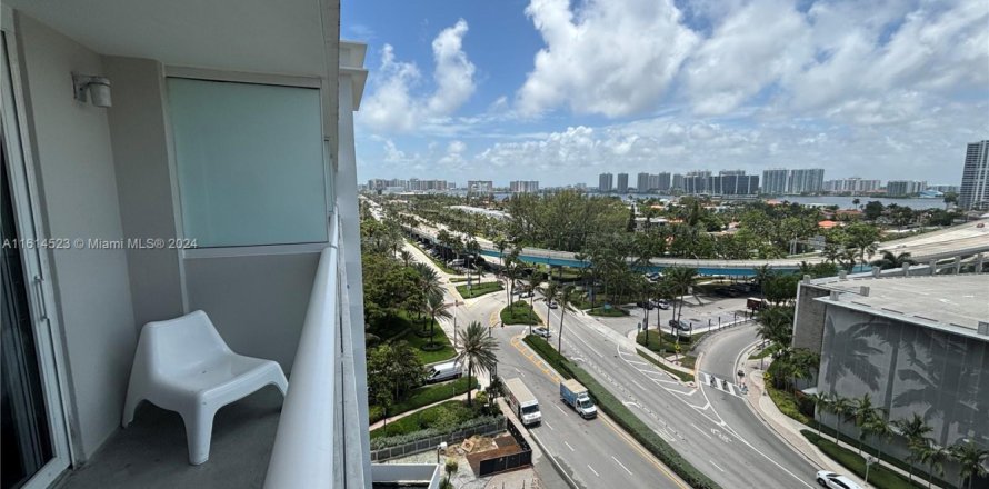 Estudio en el Condominio en Sunny Isles Beach, Florida  № 1754335