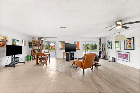 House in Orlando, Florida 3 bedrooms, 174.01 sq.m. № 1824079 - photo 6