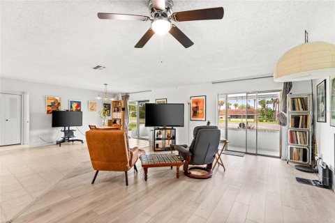 House in Orlando, Florida 3 bedrooms, 174.01 sq.m. № 1824079 - photo 12