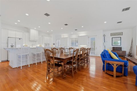 House in Saint Pete Beach, Florida 5 bedrooms, 438.87 sq.m. № 2200004 - photo 24