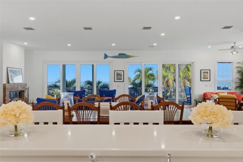 House in Saint Pete Beach, Florida 5 bedrooms, 438.87 sq.m. № 2200004 - photo 14