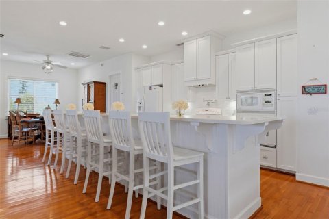 House in Saint Pete Beach, Florida 5 bedrooms, 438.87 sq.m. № 2200004 - photo 30