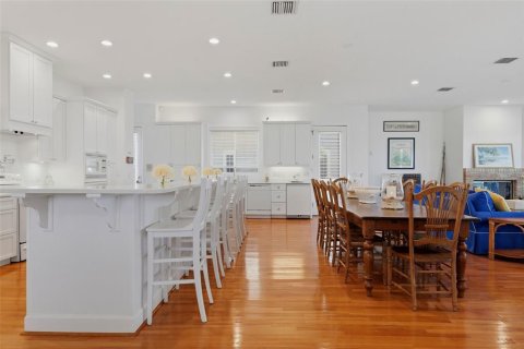 House in Saint Pete Beach, Florida 5 bedrooms, 438.87 sq.m. № 2200004 - photo 18