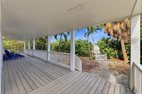 House in Saint Pete Beach, Florida 5 bedrooms, 438.87 sq.m. № 2200004 - photo 27