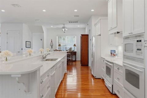 House in Saint Pete Beach, Florida 5 bedrooms, 438.87 sq.m. № 2200004 - photo 16