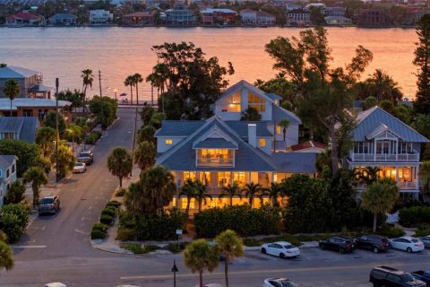 House in Saint Pete Beach, Florida 5 bedrooms, 438.87 sq.m. № 2200004