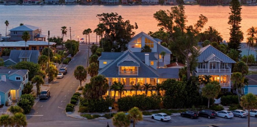 House in Saint Pete Beach, Florida 5 bedrooms, 438.87 sq.m. № 2200004