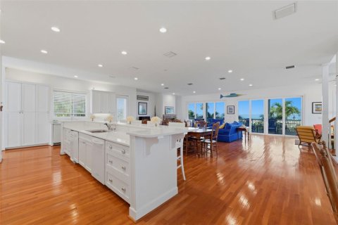 House in Saint Pete Beach, Florida 5 bedrooms, 438.87 sq.m. № 2200004 - photo 11