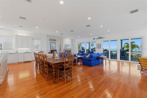 House in Saint Pete Beach, Florida 5 bedrooms, 438.87 sq.m. № 2200004 - photo 23