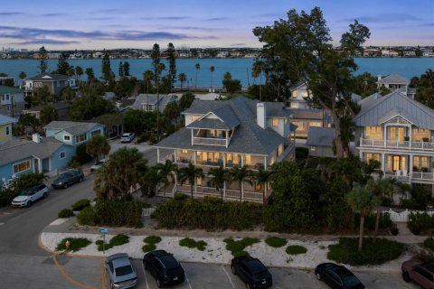House in Saint Pete Beach, Florida 5 bedrooms, 438.87 sq.m. № 2200004 - photo 6