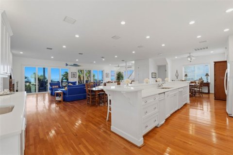 House in Saint Pete Beach, Florida 5 bedrooms, 438.87 sq.m. № 2200004 - photo 13