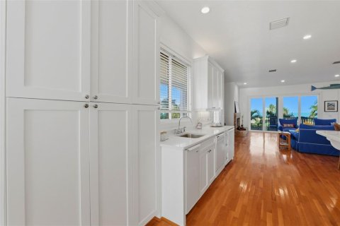 House in Saint Pete Beach, Florida 5 bedrooms, 438.87 sq.m. № 2200004 - photo 26