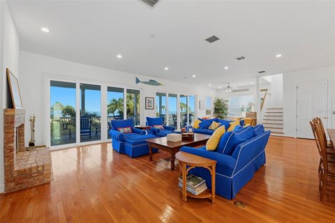House in Saint Pete Beach, Florida 5 bedrooms, 438.87 sq.m. № 2200004 - photo 22